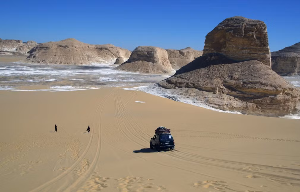 Nhiều tour du lịch sa mạc trắng được mở ra với giá khoảng 85 USD/người. Du khách sẽ được cung cấp phương tiện vận chuyển chung tới sa mạc, đi xe jeep vòng quanh, cắm trại và ăn tối, ngắm sao...