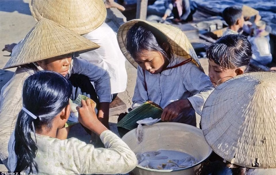Bánh đúc, một món ăn thường thấy của trẻ con nơi này. Nix luôn cố gắng hòa vào nhịp sống người dân bản địa để chụp được những góc ảnh chân thực nhất.