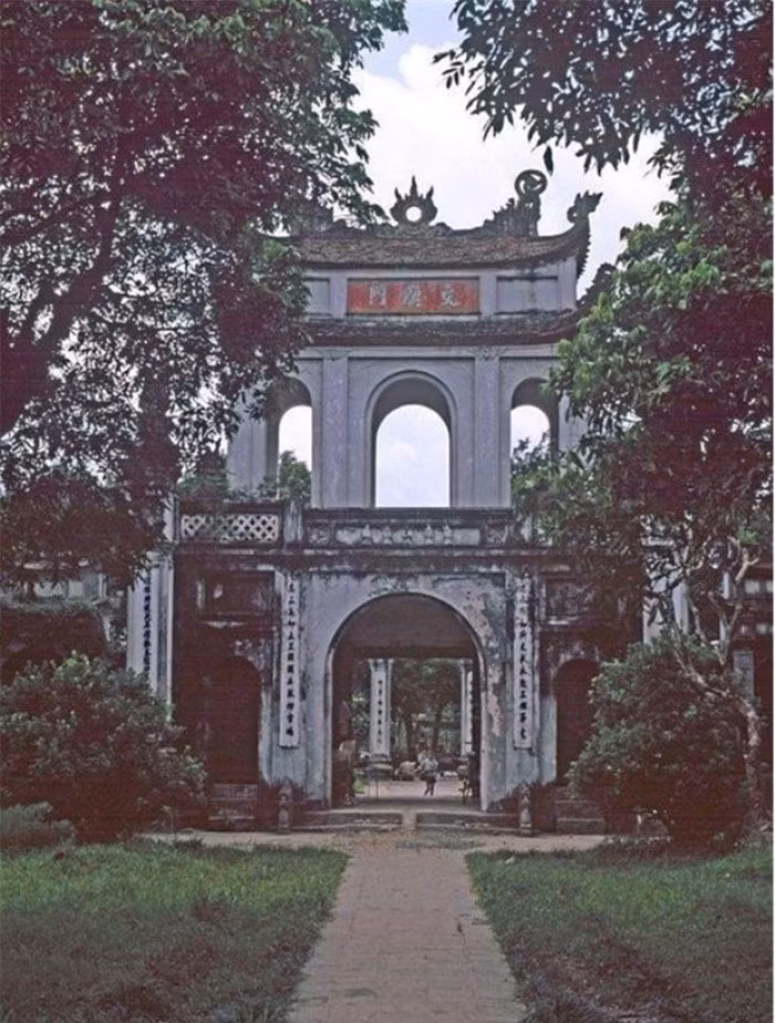 Văn Miếu - Quốc Tử Giám. Đây từng là nơi các sĩ tử đến "cầu may" trước mỗi kỳ thi bằng cách vuốt đầu rùa tại các bia tiến sĩ. Tuy nhiên ngày nay, để bảo tồn di tích, một hàng rào được thiết lập và các sĩ tử không còn làm nghi thức cầu may như trước nữa.