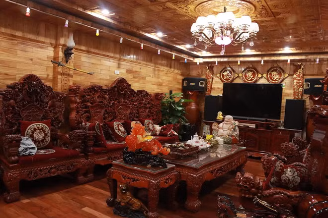 Choang voi ngoi nha dung toan go huong quy hiem