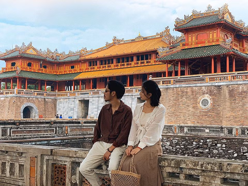 Ngọ Môn là cổng chính phía nam, cũng là cổng lớn nhất của Hoàng thành Huế. Kiến trúc Ngọ Môn gồm 2 phần chính là đài - cổng kết hợp cùng Lầu Ngũ Phụng. Phần đài - cổng có bình diện hình chữ U vuông góc, trổ 5 lối đi, phía trên đặt Lầu Ngũ Phụng lợp ngói vàng, xanh, trang trí tinh xảo, dáng vẻ thanh thoát. Ảnh: Huy Khang.