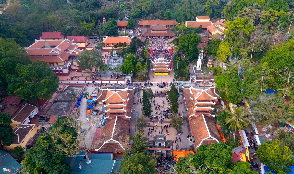 Hội chùa Hương thường diễn ra trong 3 tháng, bắt đầu được khai hội vào ngày 6 tháng Giêng và kéo dài đến hết tháng 3 Âm lịch. Ngoài các hoạt động sinh hoạt văn hóa đặc sắc, du khách đến chùa Hương (Hà Nội) còn có cơ hội thưởng ngoạn vẻ đẹp thiên nhiên trù phú. Năm nay, UBND huyện Mỹ Đức cho biết sẽ không tổ chức Lễ Khai hội Chùa Hương. Việc này nhằm đảm bảo an toàn cho người dân và du khách trước diễn biến phức tạp của dịch Covid-19. Ảnh: Tiến Tuấn.