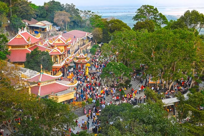 br/> Lễ hội núi Bà Đen (Tây Ninh) được tổ chức từ mùng 10 tháng Giêng đến hết rằm. Đây là một trong những lễ hội đông vui nhất ở khu vực phía nam. Hội xuân này mang nét đặc trưng của các hoạt động tín ngưỡng, thể hiện mong ước của người dân về một cuộc sống an khang, thịnh vượng. Ảnh: Sun World BaDen Mountain.