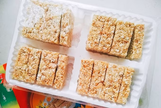 Bánh cáy là đặc sản nổi tiếng của tỉnh Thái Bình, tiêu biểu nhất là ở làng Nguyên Xá, huyện Đông Hưng của tỉnh Thái Bình. Hai nguyên liệu chủ yếu làm nên bánh cáy là nếp cái hoa vàng và mạch nha.