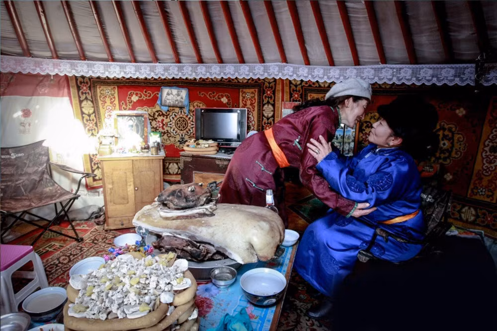 Vào dịp Tết, gia đình người Mông Cổ sẽ tụ họp ở nhà người lớn tuổi nhất. Khi gặp người gia, họ sẽ chào kiểu zolgokh - một kiểu chào truyền thống. Với kiểu này, người chào sẽ nắm lấy khuỷu tay người đối diện để thể hiện sự đỡ đần, tôn trọng. Ảnh: Go go.