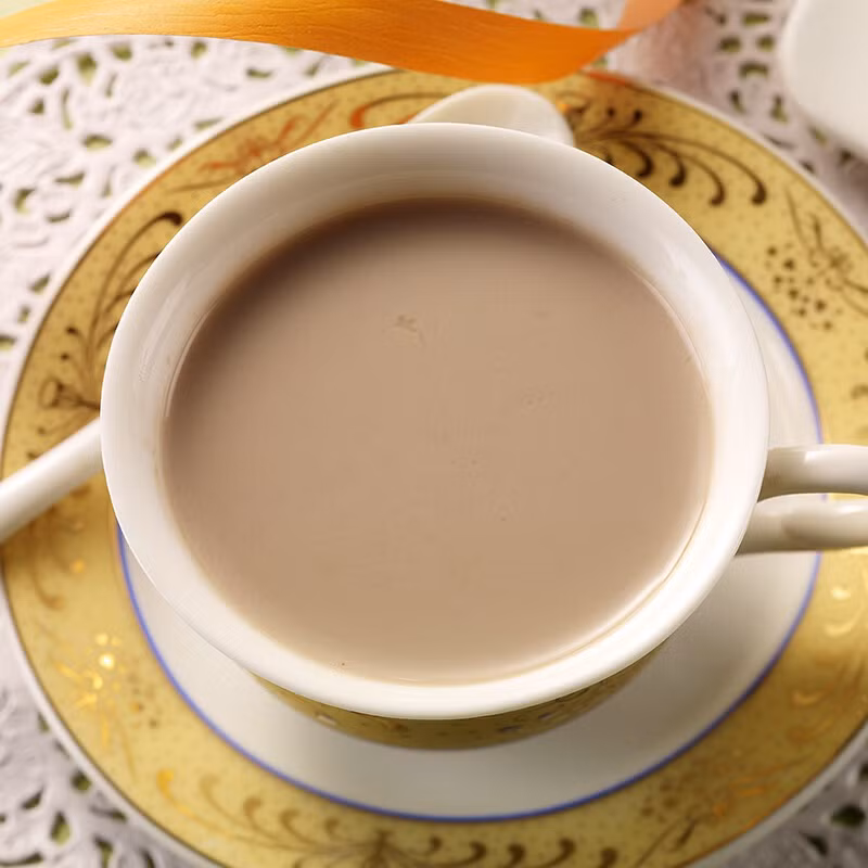 Khi đến nhà một người Mông Cổ ngày đầu năm mới, món đầu tiên họ mời bạn chính là trà sữa. Loại đồ uống này vốn rất phổ biến, được người Mông Cổ uống nhiều trong những ngày đông. Sữa được lấy từ dê, cừu hoặc lạc đà hoặc bò. Vào sáng sớm, người phụ nữ trong nhà pha trà sữa để dâng lên thần linh. Sau đó, cô ấy mới pha cho bố, chồng và con. Ảnh: Discover Mongolia.