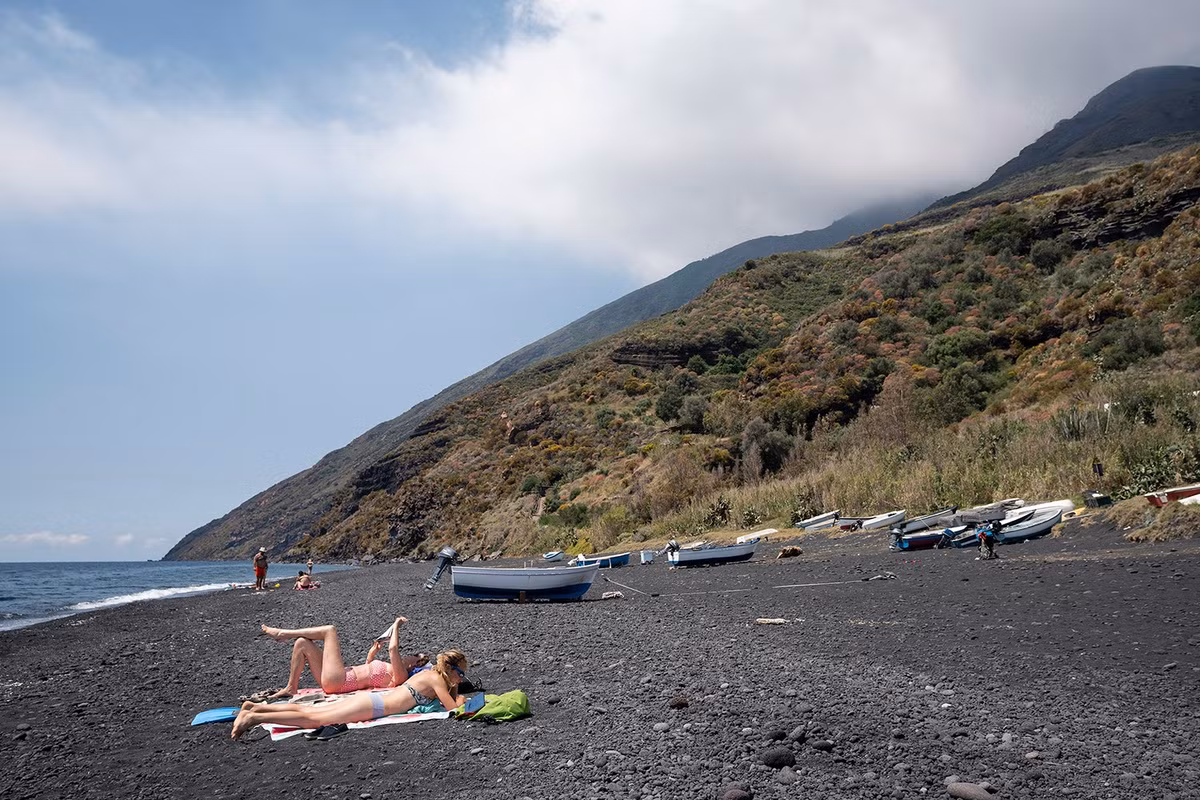 Du khách thích nằm dài trên những bãi cát đen đặc trưng của Stromboli.