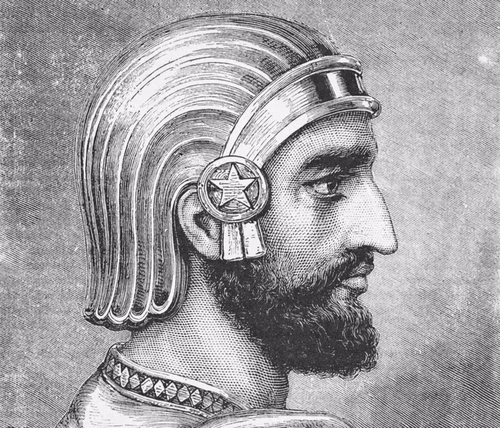 Theo ghi chép của nhà sử học Herodotos, trong khoảng thời gian Cyrus chào đời, vua Astyages được báo mộng rằng cháu ngoại mình (tức Cyrus) sẽ chiếm đoạt ngai vàng. Tỉnh giấc, vua Astyages hạ lệnh cho bắt giết đứa bé. Tuy nhiên, một viên tướng Media đã không giết Cyrus, giao đứa bé cho người chăn cừu nuôi. Khi Hoàng tử Cyrus lên 10 tuổi, việc này mới bị vua Astyages phát giác, nhưng ông không bị giết nữa mà được về ở với mẹ.