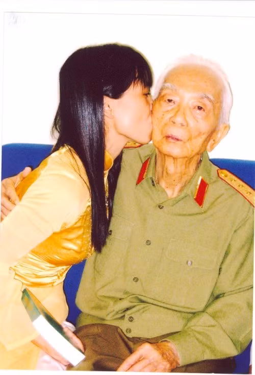 "Đại tướng là một người cha, một thần tượng, một ân nhân, mà tôi kính yêu vô hạn", chị Huỳnh Tiểu Hương nghẹn ngào khi nhắc đến Đại tướng.