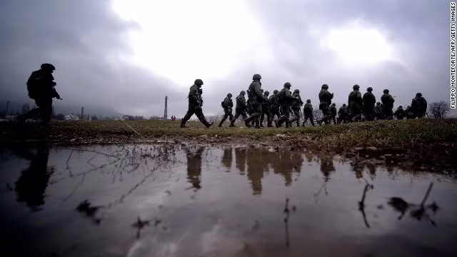 Quân Nga đi tuần tại Perevalnoye, Crimea ngày 20/3.
