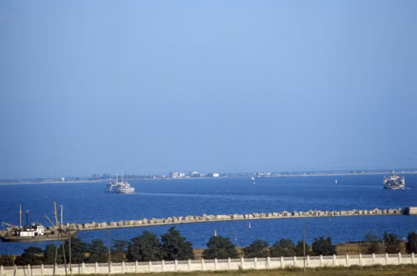 Bến phà Crimea-Caucasus thông qua eo biển Kerch.