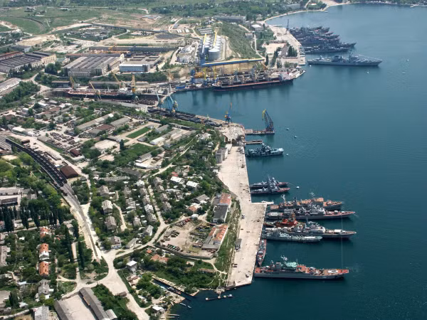 Quang cảnh thành phố lịch sử anh hùng Sevastopol nhìn từ trên cao.