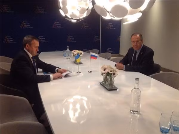 Ngoại trưởng Nga Sergei Lavrov (phải) và Ngoại trưởng Ukraine Andriy Deshchytsya (trái).