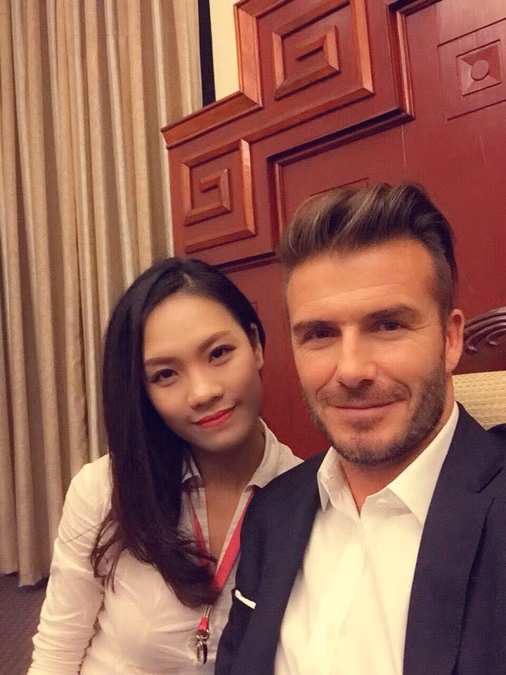Cô gái trong bức ảnh "tự sướng" với David Beckham ngày hôm qua (10/11) trong chuyến thăm Việt Nam có nickname Hin Phuong. Sau vài giờ bức ảnh được đăng tải, Hin Phuong được nhiều người gọi là "cô gái may mắn nhất Việt Nam".