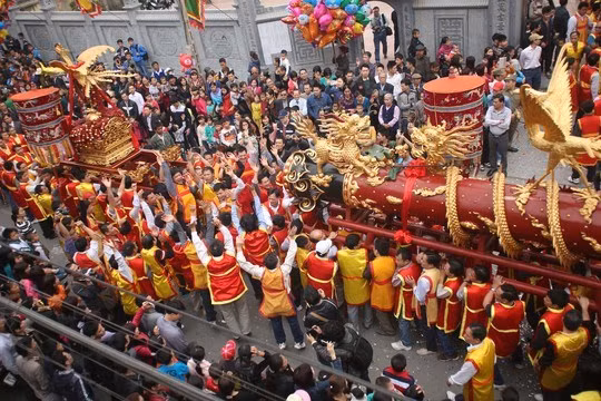 Hội rước pháo làng Đông Kỵ (Từ Sơn, Bắc Ninh) được tổ chức từ mùng 4 – 6 tháng Giêng để tưởng nhớ ngày Thánh Thiên Cương - vị tướng được dân tôn thờ làm thành hoàng làng, người ra lệnh xuất quân đánh giặc. Tâm điểm của lễ hội mùa xuân này là màn rước pháo, khi hai quả pháo lớn tượng trưng cho pháo Nhất, pháo Nhì được các thanh niên trai tráng trong làng rước từ nhà ông đám trưởng (Trưởng Ban Khánh tiết) ra đình cùng với đoàn tế hàng trăm người trong sự chứng kiến và háo hức của hàng nghìn khách thập phương.