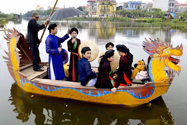 Hội Lim là một lễ hội lớn của tỉnh Bắc Ninh, chính hội được tổ chức vào ngày 13 tháng Giêng hàng năm, trên địa bàn huyện Tiên Du. Hội Lim được coi là nét kết tinh độc đáo của vùng văn hoá Kinh Bắc với làn điệu dân ca quan họ nổi tiếng. Các làng quan họ xung quanh mang liền anh, liền chị tới hát giao duyên, hát đối đáp, thi hát với nhau ở trên bến, dưới thuyền. Ngoài ra, có nhiều trò chơi dân gian như đấu võ, đấu vật, đấu cờ, đu tiên, thi dệt cửi, nấu cơm...