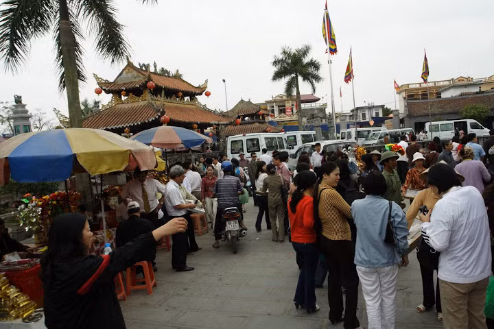 Lễ hội Phủ Giầy (xã Kim Thái, huyện Vụ Bản tỉnh Nam Định) là lễ hội tôn vinh Thái Mẫu Liễu Hạnh - một bậc "Thiên hạ mẫu nghi", vị thần chủ của tín ngưỡng thờ Mẫu và là một vị Thánh trong Tứ bất tử của dân tộc Việt Nam. Lễ hội kéo dài từ mồng 1 đến mồng 10 tháng 3 Âm lịch. Ngoài những hình thức lễ thông thường như ở các di tích tôn giáo khác như đặt lễ, thắp hương, khấn vái, xin âm dương, hóa vàng lễ ở các di tích thờ Mẫu nói chung và Phủ Giầy nói riêng, có thêm hình thức đặc biệt là hầu đồng (hầu bóng). Ảnh: Internet.