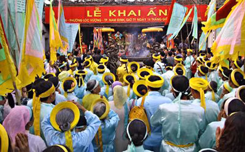 Lễ khai ấn đền Trần Nam Định là một trong những tập tục đẹp được gìn giữ từ lâu đời. Nghi lễ này bắt đầu được tiến hành vào năm 1239 của triều đại nhà Trần để tế tiên tổ. Theo sử sách, tại phủ Thiên Trường, khi vào lễ, vua Trần sẽ mở tiệc chiêu đãi và phong chức cho những quan quân có công. Những năm kháng chiến chống Nguyên - Mông sau đó, lễ khai ấn bị gián đoạn cho tới năm 1262 được Thượng hoàng Trần Thánh Tông cho mở lại. Ngày nay, lễ khai ấn diễn ra vào ngày 14 – 15 tháng Giêng song hành cùng nhiều hoạt động văn hoá phong phú, độc đáo.