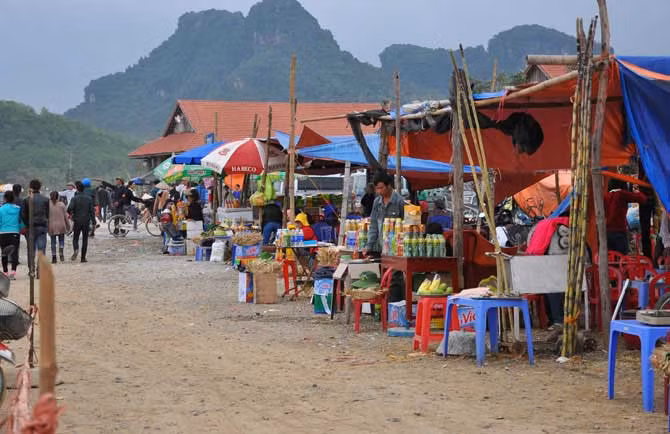 Hàng quán ăn mọc lên tràn lan khắp ở bến gửi xe vào chùa Bái Đính.