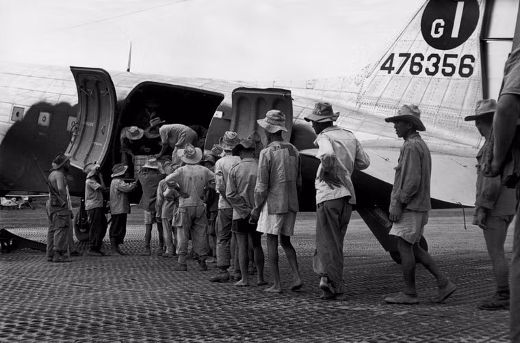 Bốc dỡ hàng hóa tại căn cứ không quân Pháp ở Nam Định, 5/1954.