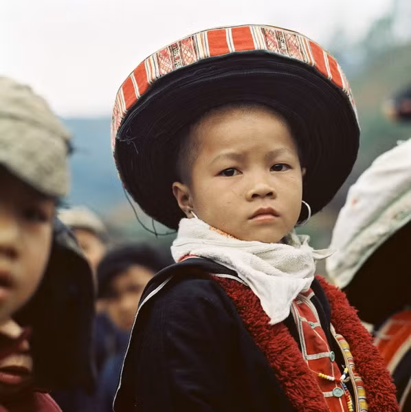 Phút đăm chiêu của em bé dân tộc miền núi.