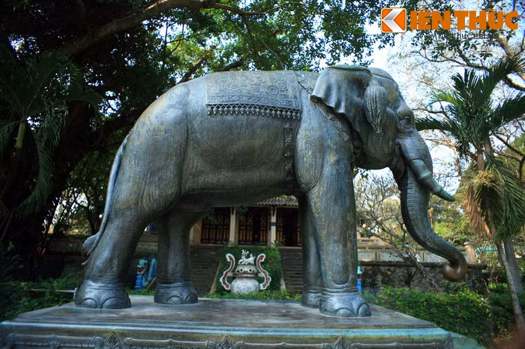 Đây chính là món quà vua Thái Lan Paramindr Maha Prajadhipok tặng cho triều đình nhà Nguyễn cách đây 8 thập kỷ. Với nguồn gốc lịch sử như vậy, bức tượng này được coi là một công trình nghệ thuật mang ý nghĩa biểu tượng cho tình hữu nghị Việt Nam - Thái Lan.