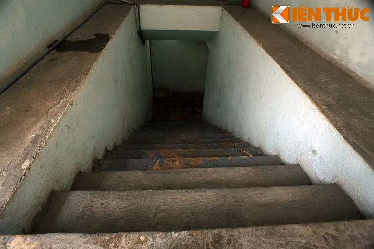 Theo thiết kế, hầm có thể chịu được cuộc oanh tạc của các loại trọng pháo và bom 500kg. Ảnh: Cầu thang dẫn xuống hầm.