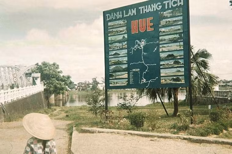 Tấm pa-nô giới thiệu danh lam thắng cảnh Huế được đặt bên cầu Trường Tiền.