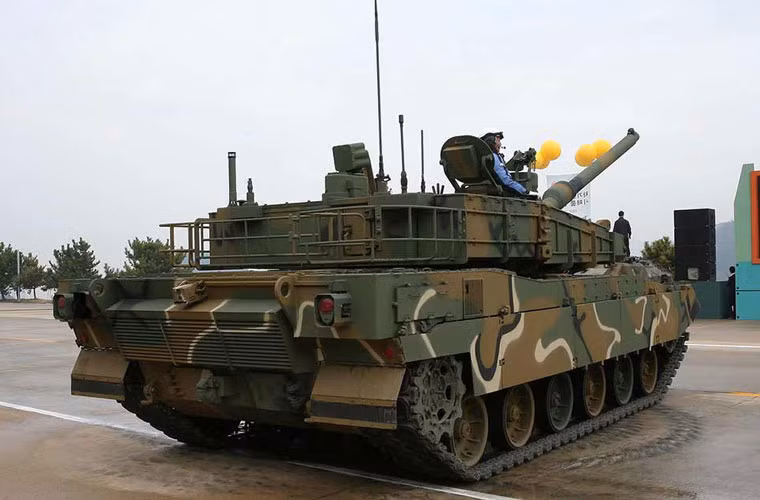 Hệ thống phòng vệ của K2 được cho là tương tự xe tăng M1A2 Abrams của Mỹ. Xe được trang bị lớp giáp phức hợp tuyệt mật (gồm nhiều vật liệu cấu thành) và giáp phản ứng nổ (ERA). Ngoài ra, nó còn trang bị hệ thống phòng vệ chủ động chống vũ khí diệt tăng có điều khiển.