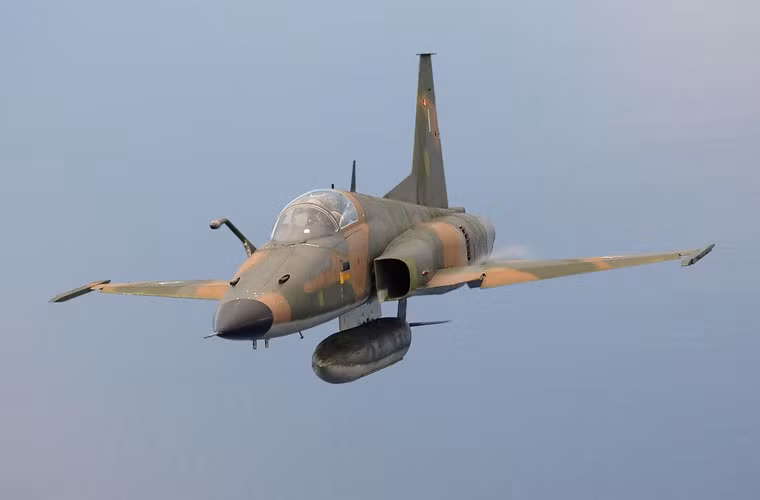 F-5E Tiger II là thế hệ của dòng tiêm kích siêu âm hạng nhẹ F-5 do hãng Northrop sản xuất cho Không quân Mỹ. Tuy nhiên, người Mỹ không "khoái" tiêm kích hạng nhẹ, vì thế chúng chủ yếu dùng cho huấn luyện chiến đấu và xuất khẩu cho các đồng minh. Ảnh minh họa