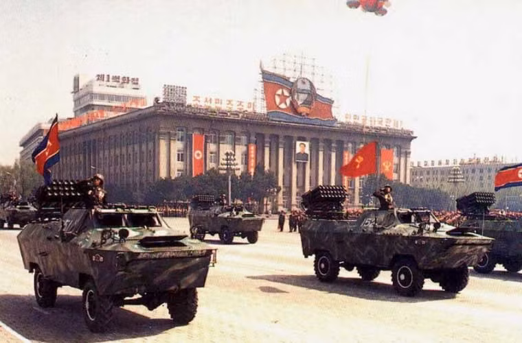 Trong ảnh là pháo phản lực Type 63 đặt trên khung bệ xe bọc thép chở quân M-1992 (định danh của NATO dành cho thiết giáp không rõ danh tính của Triều Tiên).