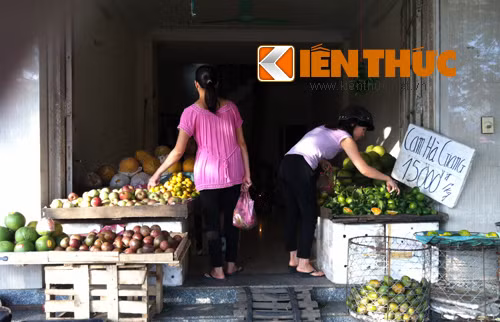 Vì giá cả rất rẻ nên loại cam này được nhiều khách hàng ưa chuộng, đặc biệt là dân lao động và sinh viên. Chị Hồng (Khương Trung) cho biết thường xuyên mua cam về vắt nước uống, được người bán hàng giới thiệu loại cam xanh không hạt nhiều nước, giá rẻ nên chị hay mua một lúc vài cân về dùng dần.