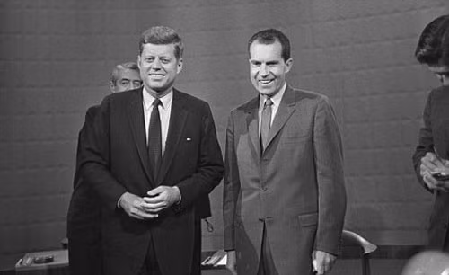 Trong khi các cuộc thăm dò bỏ phiếu năm 1960 ít phổ biến hơn so với hiện nay thì Gallup vẫn có đủ dữ liệu cho thấy hai ứng cử viên Kennedy và Nixon bám đuổi nhau sát sao. Từ trung tuần tháng 8/1960, số lượng cử tri ủng hộ các ứng cử viên có sự biến động theo thời điểm trrước và sau khi diễn ra các cuộc tranh luận.