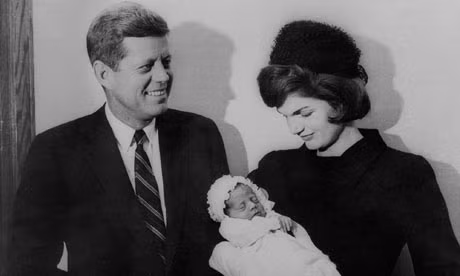 4. Sau vụ ám sát, Lyndon Johnson nhắc đến cố Tổng thống Kennedy trong các chương trình nghị sự. Johnson đã sử dụng sự tưởng nhớ của mọi người về cố Tổng thống Kennedy và trích dẫn lời của ông chủ Nhà Trắng quá cố trong hơn 500 bài phát biểu công khai, báo cáo và các cuộc họp báo, nhiều hơn bất kỳ tổng thống Mỹ nào ngoại trừ Bill Clinton. Bill Clinton cũng đã cố gắng làm điều đó trong chương trình nghị sự để đạt được sự đồng thuận của Quốc hội.