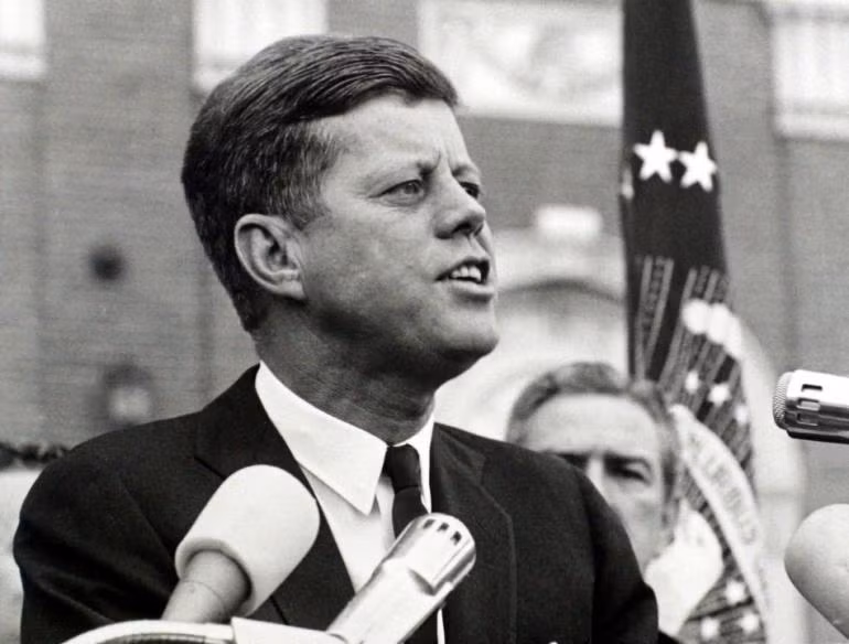 3. Kennedy góp phần giúp người Mỹ đặt chân lên mặt trăng. Tổng thống Kennedy đã thực sự muốn gửi phi hành gia lên sao Hỏa nhưng kế hoạch đã bị loại bỏ vì tính phi thực tế. "Tại sao chúng ta không thực hiện kế hoạch đưa một người lên mặt trăng?", người phụ trách NASA James Webb phát biểu hồi tháng 9/1963.