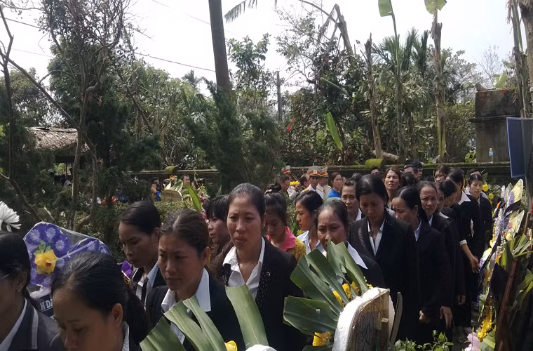 Dòng người nhẫn nại nhích từng bước.