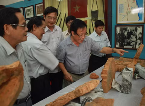 Quan khách tại buổi công bố kết quả khai quật phế tích gò tháp Lai Nghi.
