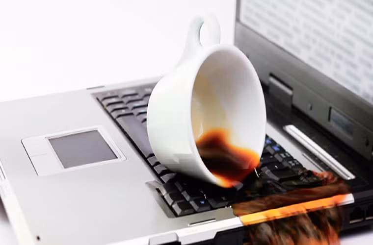 Sử dụng laptop gần đồ uống. Khi ngồi trước laptop nhiều giờ, nhiều người muốn nhâm nhi một chút gì đó như một ly café, sinh tố hay một cốc nước lọc. Tuy nhiên vì quá say mê với công việc, họ có thể bất cẩn làm đổ cốc và nhiều khả năng laptop sẽ bị tắm cafe bất đắc dĩ. Điều tương tự có thể xảy ra nếu như nhà có trẻ con hoặc chó mèo, và hẳn nhiên sự bất cẩn của chúng thì không thua kém họ chút nào. Lời khuyên: Hãy dùng cốc có nắp đậy.