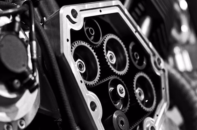  Động cơ diesel. Động cơ diesel khỏe nhất trên thế giới được lắp trong tàu chở hàng Emma Maersk. Động cơ này có 4 tấng và dài hơn 26m. Nó tạo ra một lực kéo100.00 mã lực.