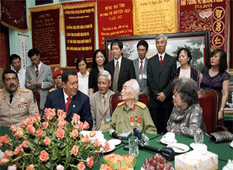 Đại tướng Võ Nguyên Giáp tiếp cố Tổng thống Venezuela Hugo Chavez tại nhà riêng, trong chuyến thăm Việt Nam tháng 8/2006.
