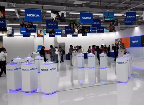 Bước đầu, Nokia chỉ sản xuất điện thoại phổ thông.