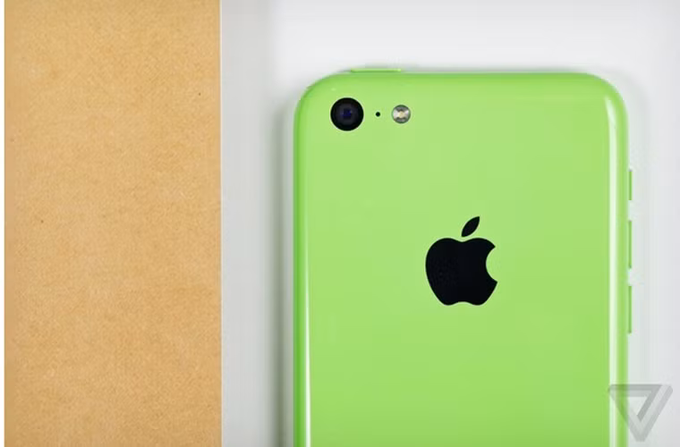 iPhone 5C giảm giá 45USS tại hãng Walmart. Nếu như iPhone 5S vẫn tạo sức hút với người dùng thì dường như iPhone 5C lại không tạo được hiệu ứng như vậy. Hãng Walmart, sau Best Buy của Mỹ mới đây đã quyết định giảm giá bán của sản phẩm này xuống 45 USD khi mua bản 16 Gb với hợp đồng 2 năm.