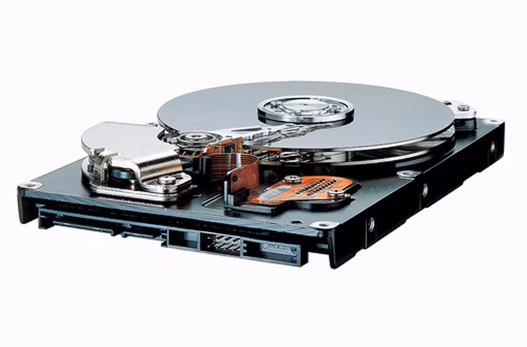 Di chuyển máy khi chưa tắt hẳn. Đôi khi do thiết lập, laptop sẽ không tắt hẳn sau khi gập nắp. Bạn tưởng nó đã tắt và vội vã mang nó đi khắp nơi, điều này rất có hại cho ổ cứng, bộ phận có các thành phần hoạt động ở tốc độ cao khi máy chưa tắt. Chỉ cần một cú va đập hay đơn giản là rung động quá mạnh trong quá trình di chuyển cũng có thể khiến các đầu đọc va chạm gây tổn thương cho bề mặt đĩa cứng. Do vậy chỉ vài giây vội vàng cũng có thể khiến bạn mất toàn bộ dữ liệu quý giá trong máy. Lời khuyên: Chờ máy tắt hẳn, hoặc có những thiết lập phù hợp trước khi đóng nắp.