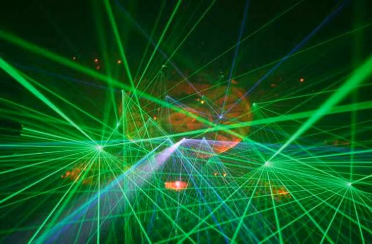  Laser. Dàn ánh sáng laser tốt nhất thế giới được trang bị tại Phòng thí nghiệm quốc gia Lawrence Livermore ở California. Nó được thiết kế để nghiên cứu cách đạt năng lượng nhiệt hạch. Họ sử dụng 192 tia laser, hội tụ tại 1 điểm và tạo ra năng lượng nhiều hơn 60 lần so với những hệ thống laser trước đây. Nó có thể tạo ra năng lượng lớn nhất là 500 tỉ watt, nhiều hơn 1.000 lần số năng lượng mà nước Mỹ sử dụng.