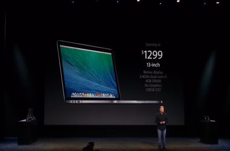 Phil Schiller, phó giám đốc phụ trách mảng marketing của Apple đang giới thiệu về chiếc MacBook Pros mới, nhanh, nhẹ hơn thế hệ cũ. Các thông số kỹ thuật của chiếc máy tính xách tay này là: màn hình 13 inch, nặng 1,56 kg, dày 1,8 cm, sử dụng chip Intel Haswell. Máy tính được bán với giá 27,4 triệu.