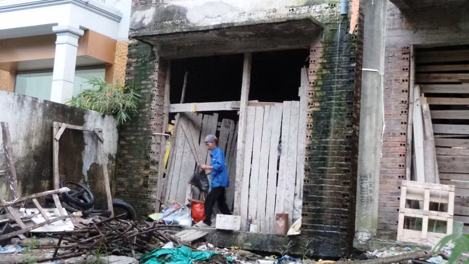 Một người phụ nữ chuyên đi nhặt rác đang sinh sống trong căn biệt thự tiền tỷ tại Xa La.
