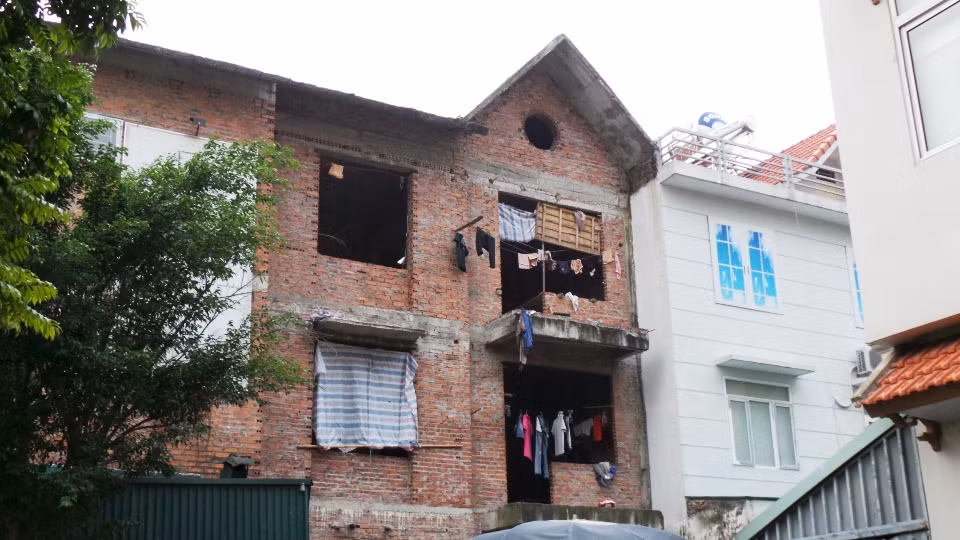 Những căn biệt thự tại khu đô thị Xa La cũng trong tình cảnh tương tự, trở thành "nhà" của người lao động nghèo