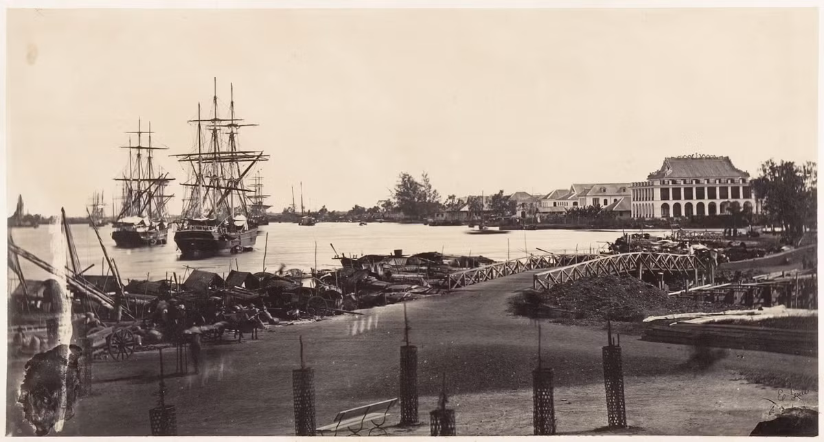 Khu vực bến Nhà Rồng, Sài Gòn năm 1866, một trong những hình ảnh xưa nhất về Sài Gòn. Khu Nhà Rồng được Công ty vận tải đường biển Pháp xây dựng từ năm 1863 để làm nơi ở cho viên Tổng quản lý và nơi bán vé tàu.