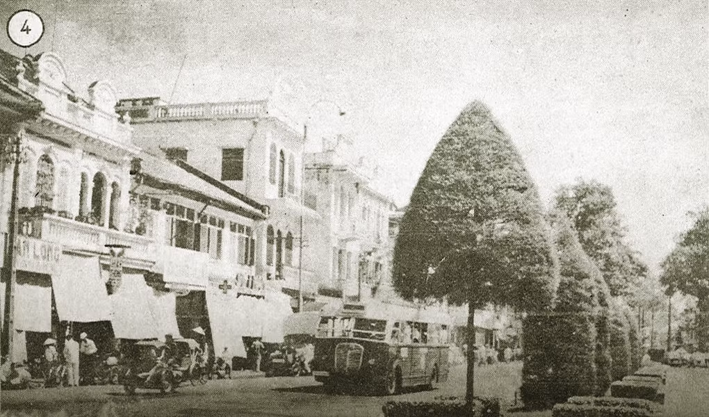 Đường Tổng Đốc Phương năm 1959. Trong thời gian sinh sống ở khu vực này, Nguyễn Tất Thành vừa dạy học vừa đi làm ở trường thợ máy, vừa đi bán báo ở thương cảng để kiếm sống và tìm hiểu đời sống người lao động cũng như các tàu ra vào cảng Sài Gòn.