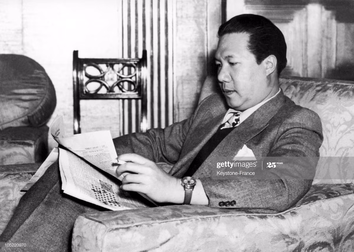 Cựu hoàng Bảo Đại ở London, Anh quốc năm 1948. Ông đã thoái vị tại Huế trong cuộc Cách mạng Tháng 8 năm 1945.